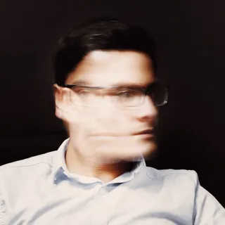 Mann mit Brille schüttelt den Kopf