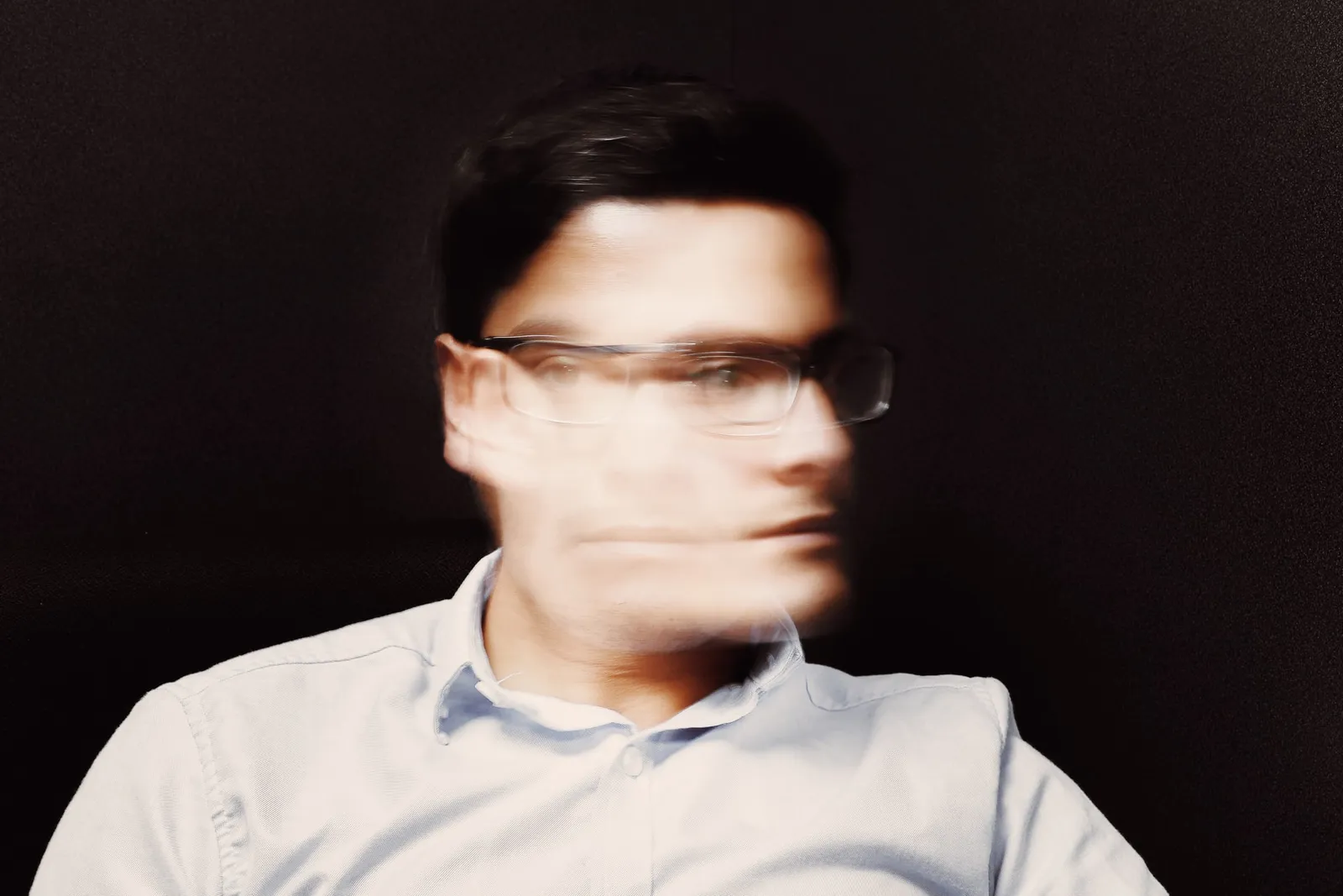 Mann mit Brille schüttelt den Kopf