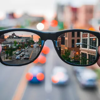 In einer Brille spiegelt sich die Stadt