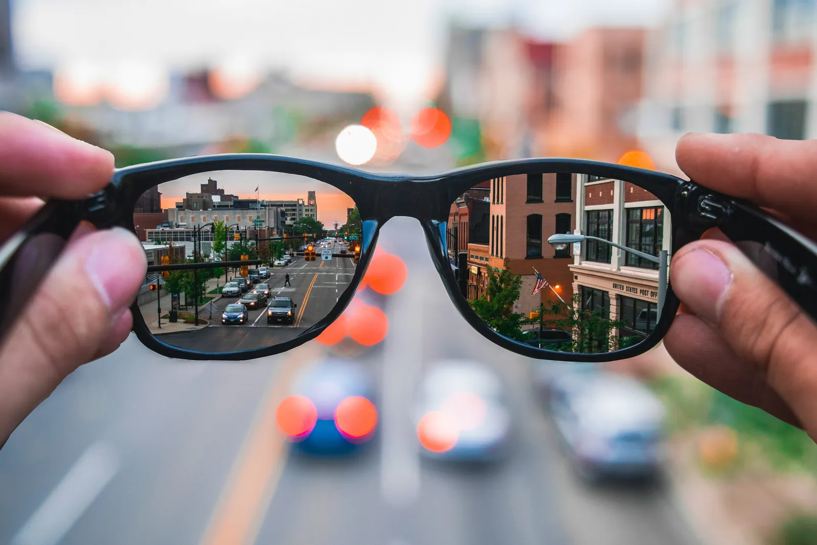 In einer Brille spiegelt sich die Stadt