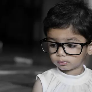 Kleines Mädchen mit Brille