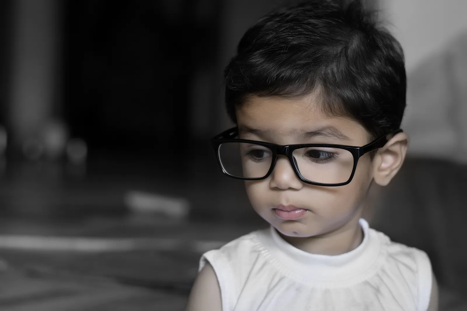 Kleines Mädchen mit Brille