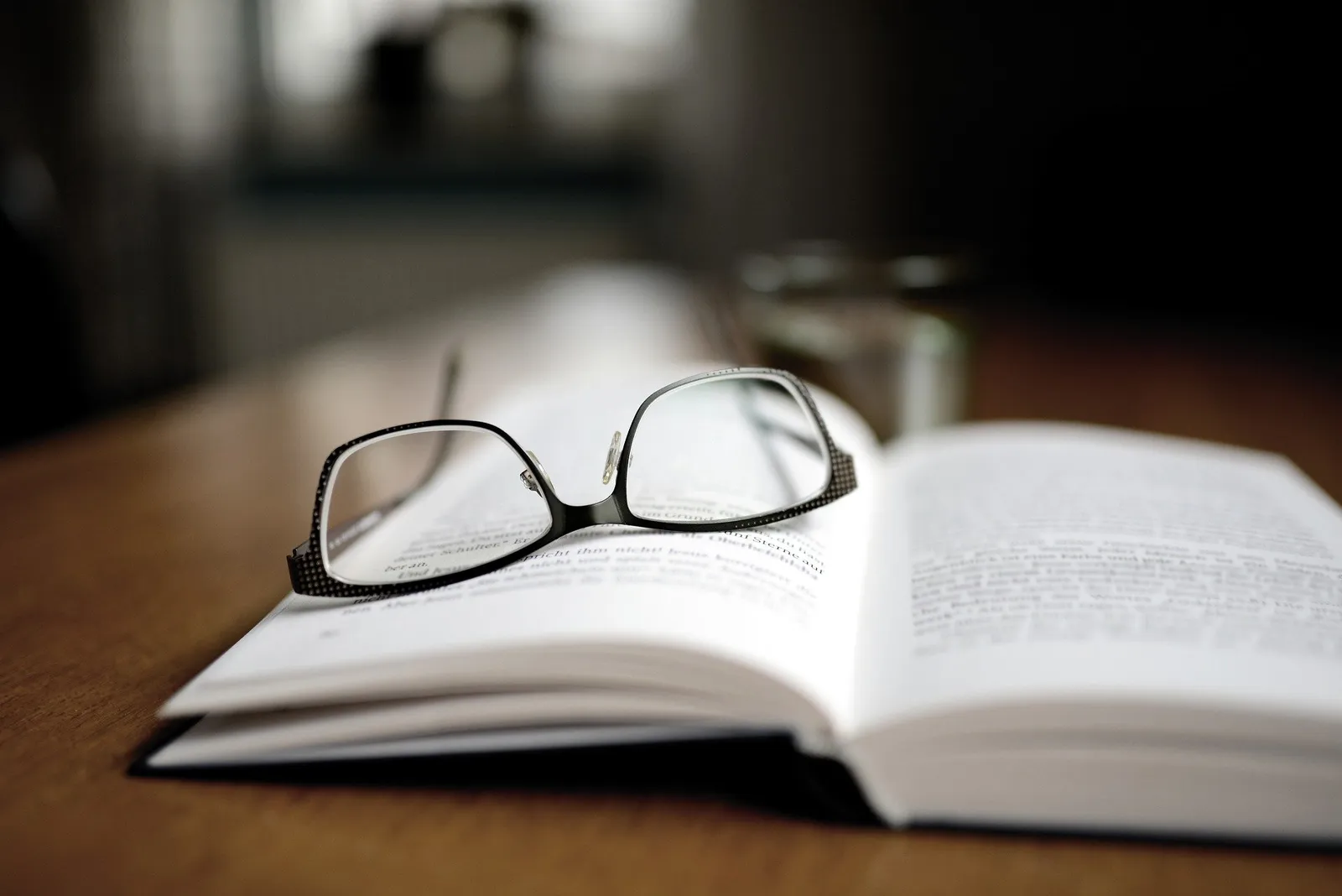 Augeschlagenes Buch mit Brille