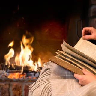 Buch lesen vor dem Kamin