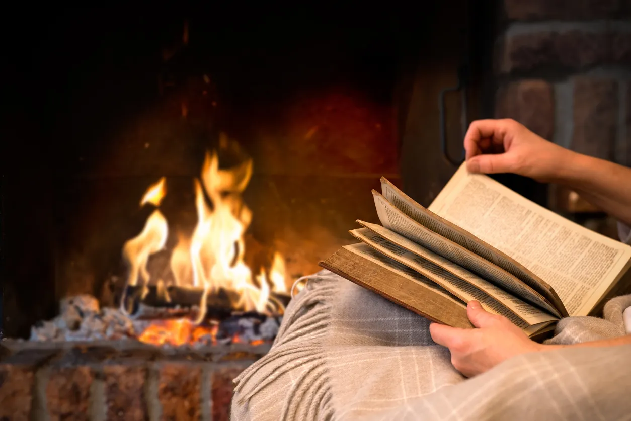 Buch lesen vor dem Kamin