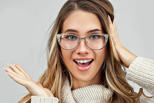 Lächelnde junge Frau mit Brille