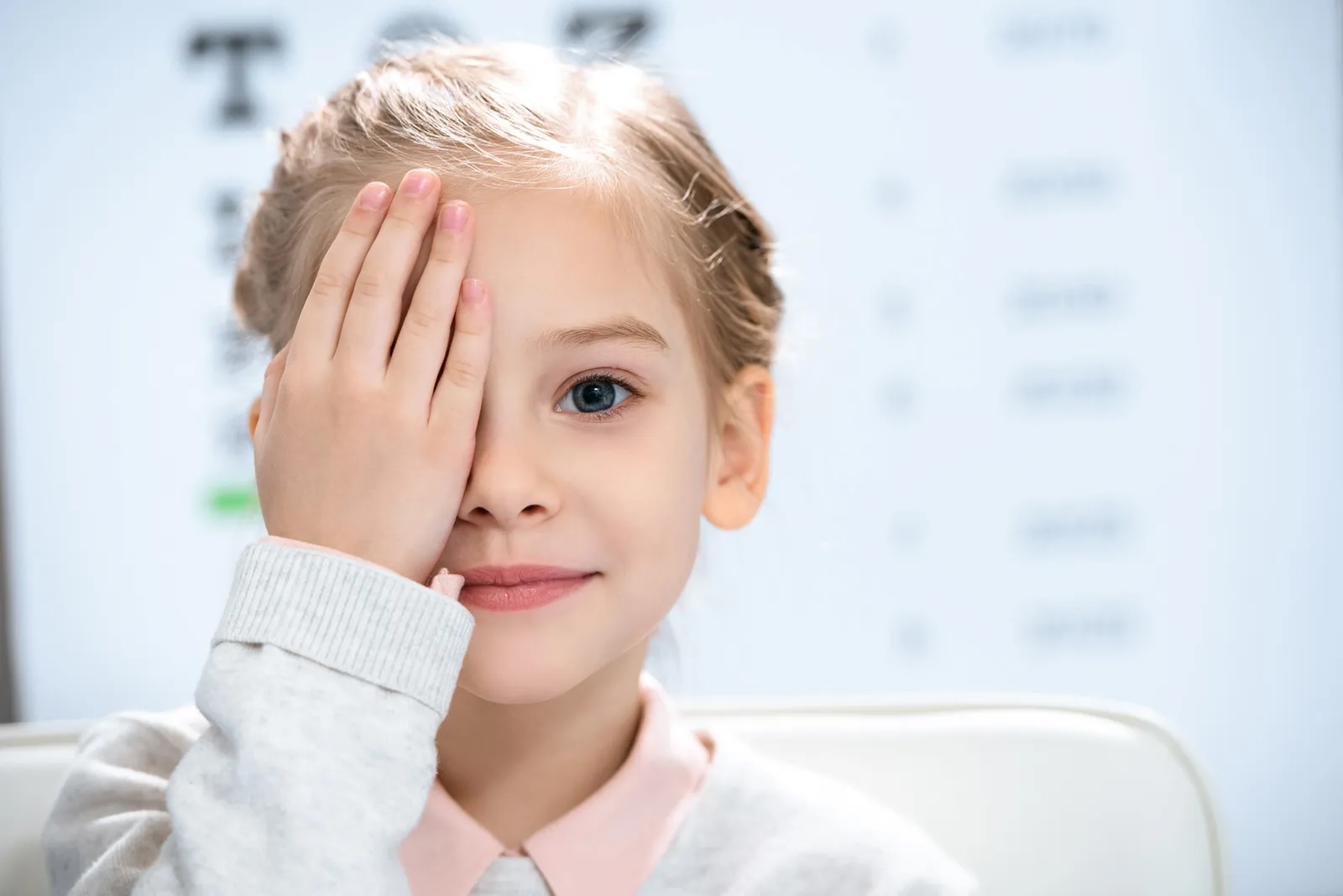Kleines Mädchen beim Sehtest