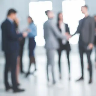 Verschwommene Gruppe von Menschen im Büro
