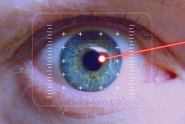 Laserstrahl trifft Auge