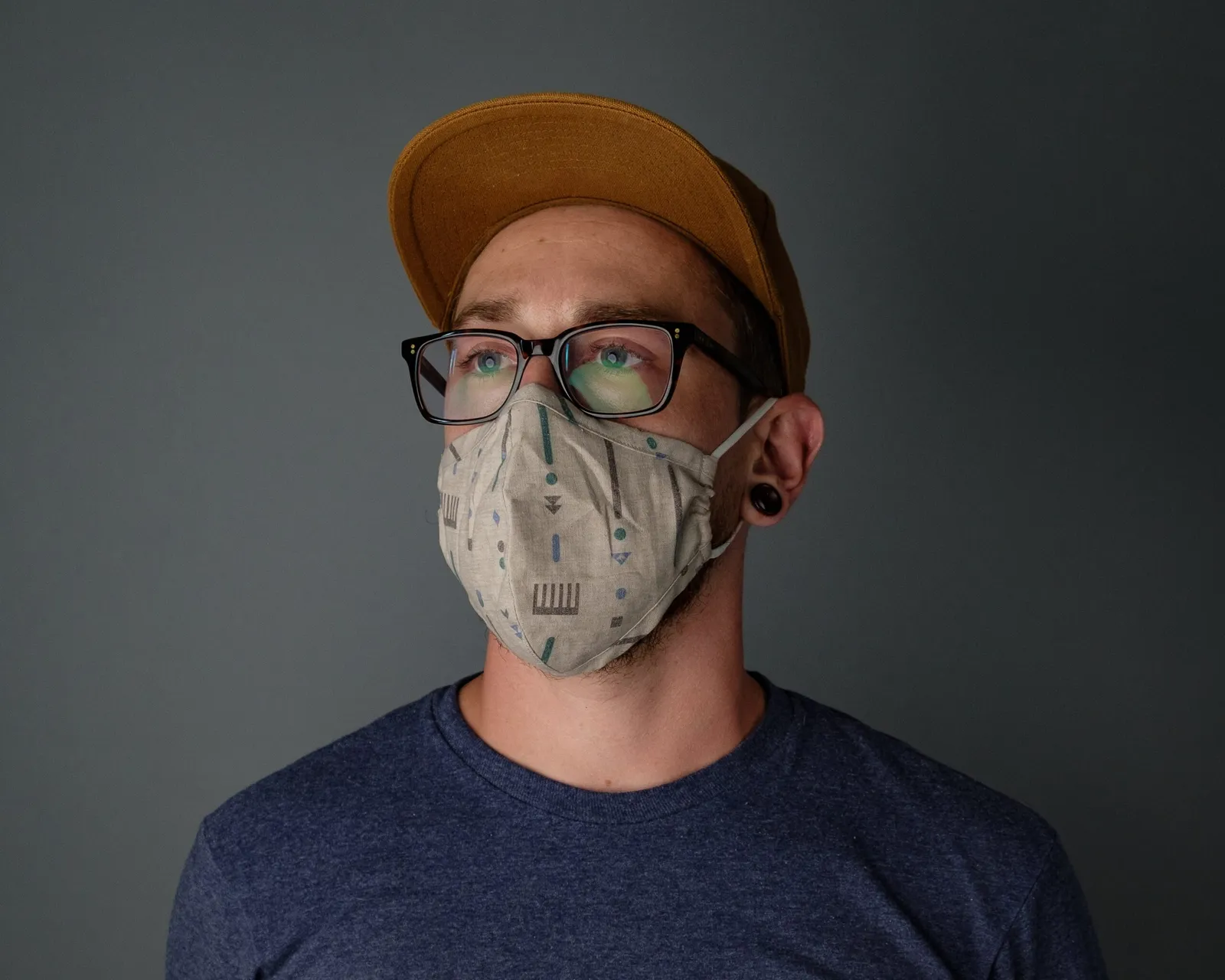 Mann mit Gesichtsmaske und Brille