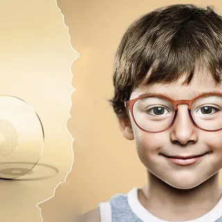 Collage Brillenglas und lächelnder Junge mit Brille