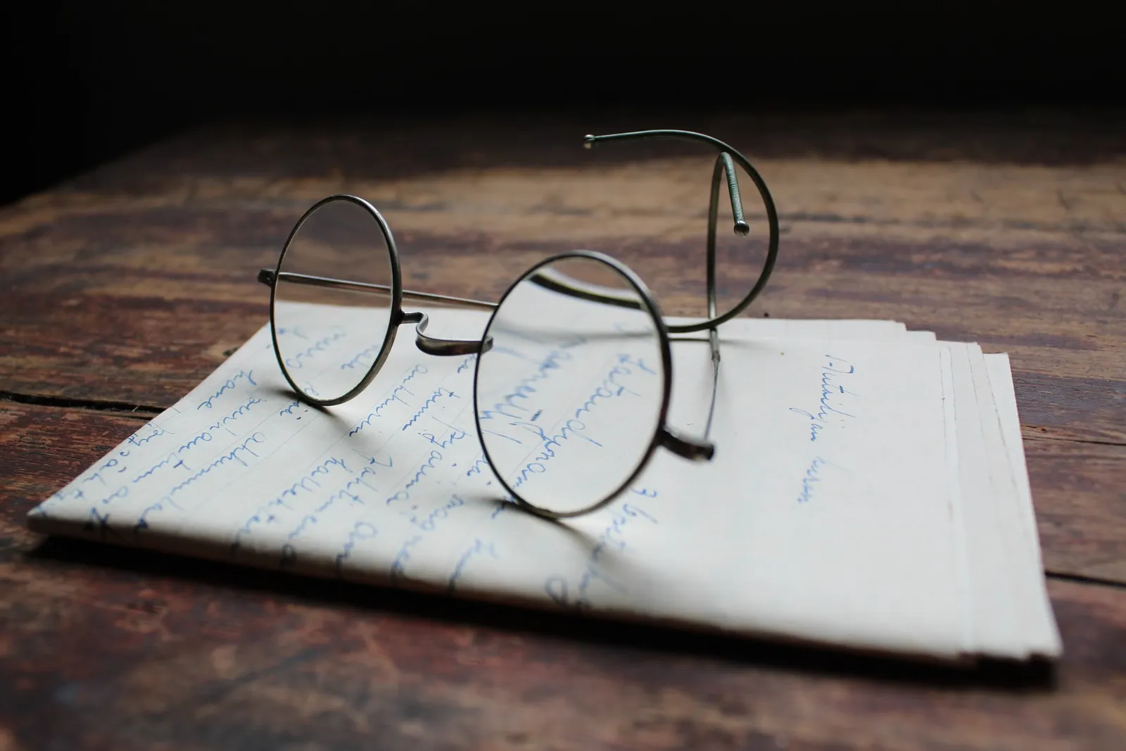 Brille auf gefaltetem Brief