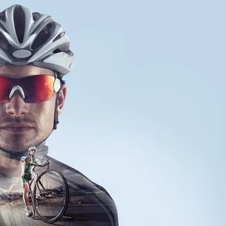 Portrait Mann mit Velohelm und Sonnenbrille