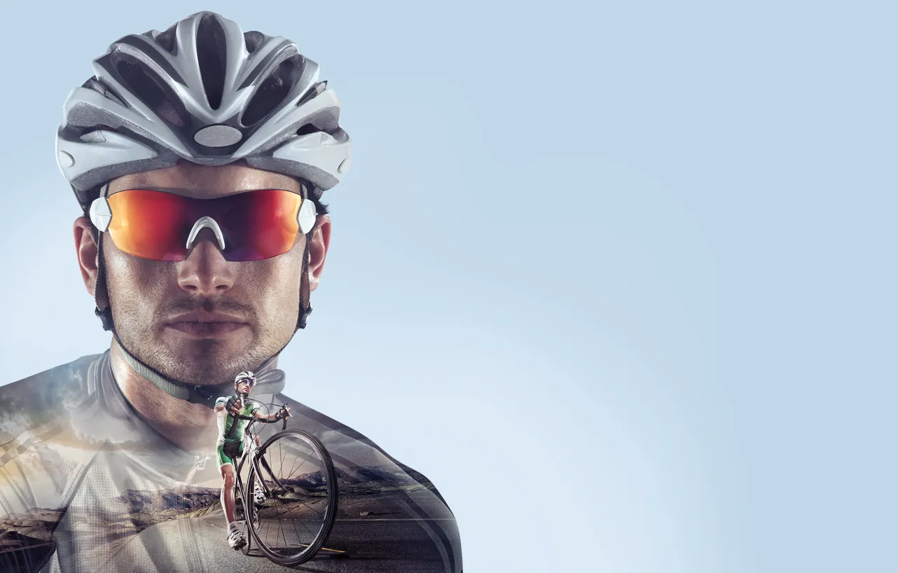 Portrait Mann mit Velohelm und Sonnenbrille